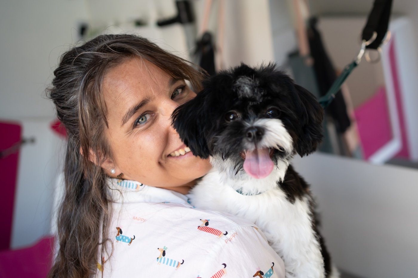 Monique mit Hund im Hundemobil