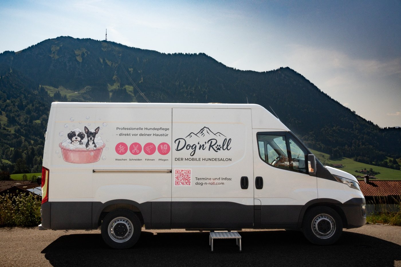 Das Hundemobil von Dog'n'Roll vor der Allgäuer Bergkulisse